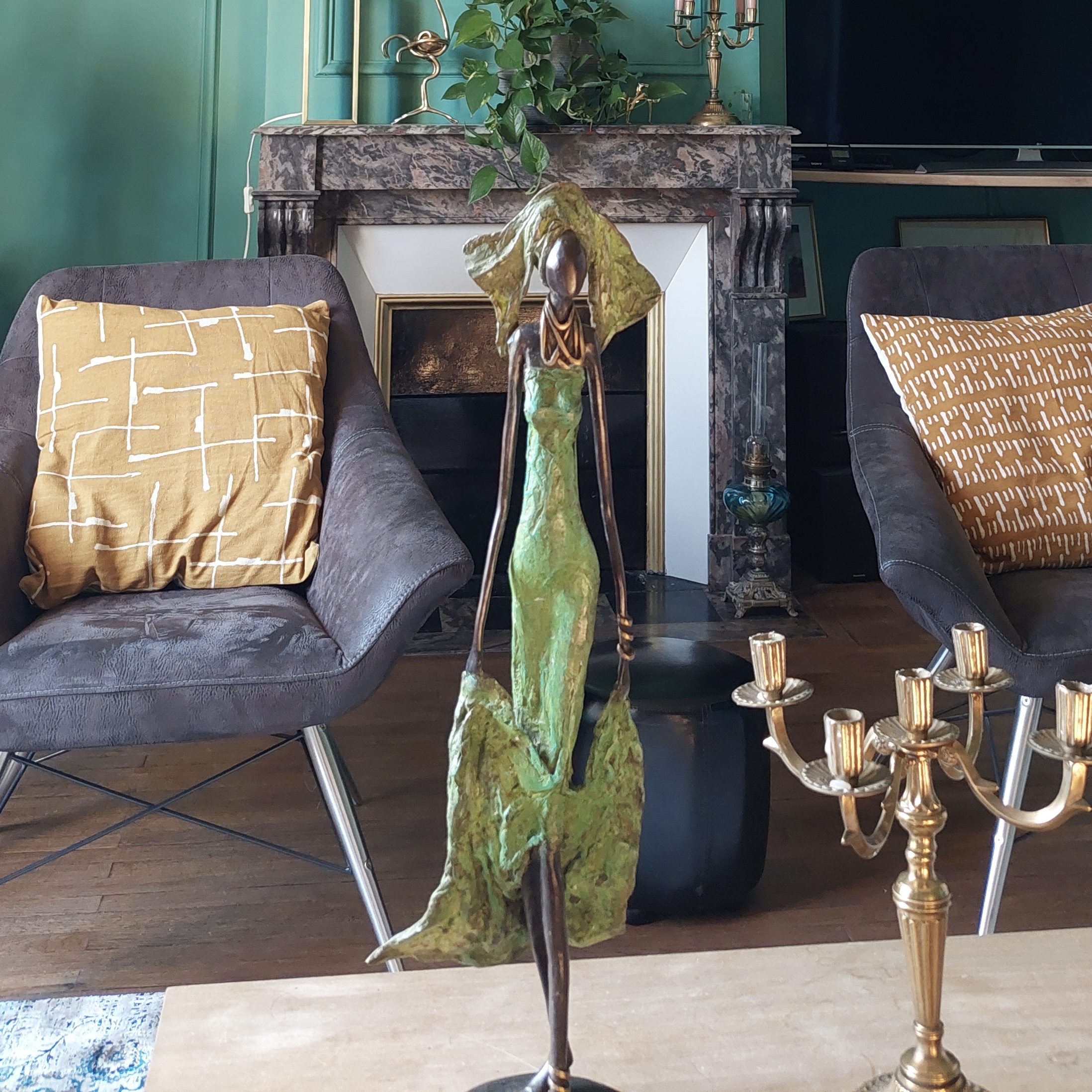 Femme en robe verte en bronze massif – Image 4