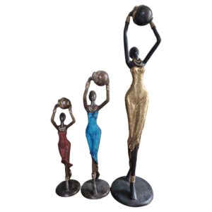 Femme portant une jarre précieuse en bronze