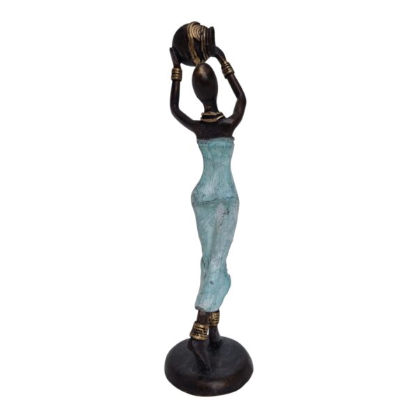 Femme portant une jarre précieuse en bronze – Image 11