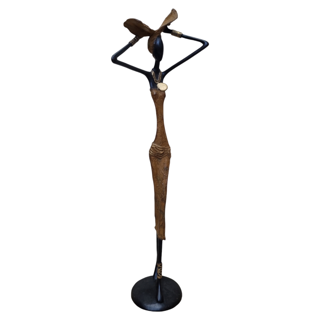 Femme fine en robe moutarde mate en bronze massif