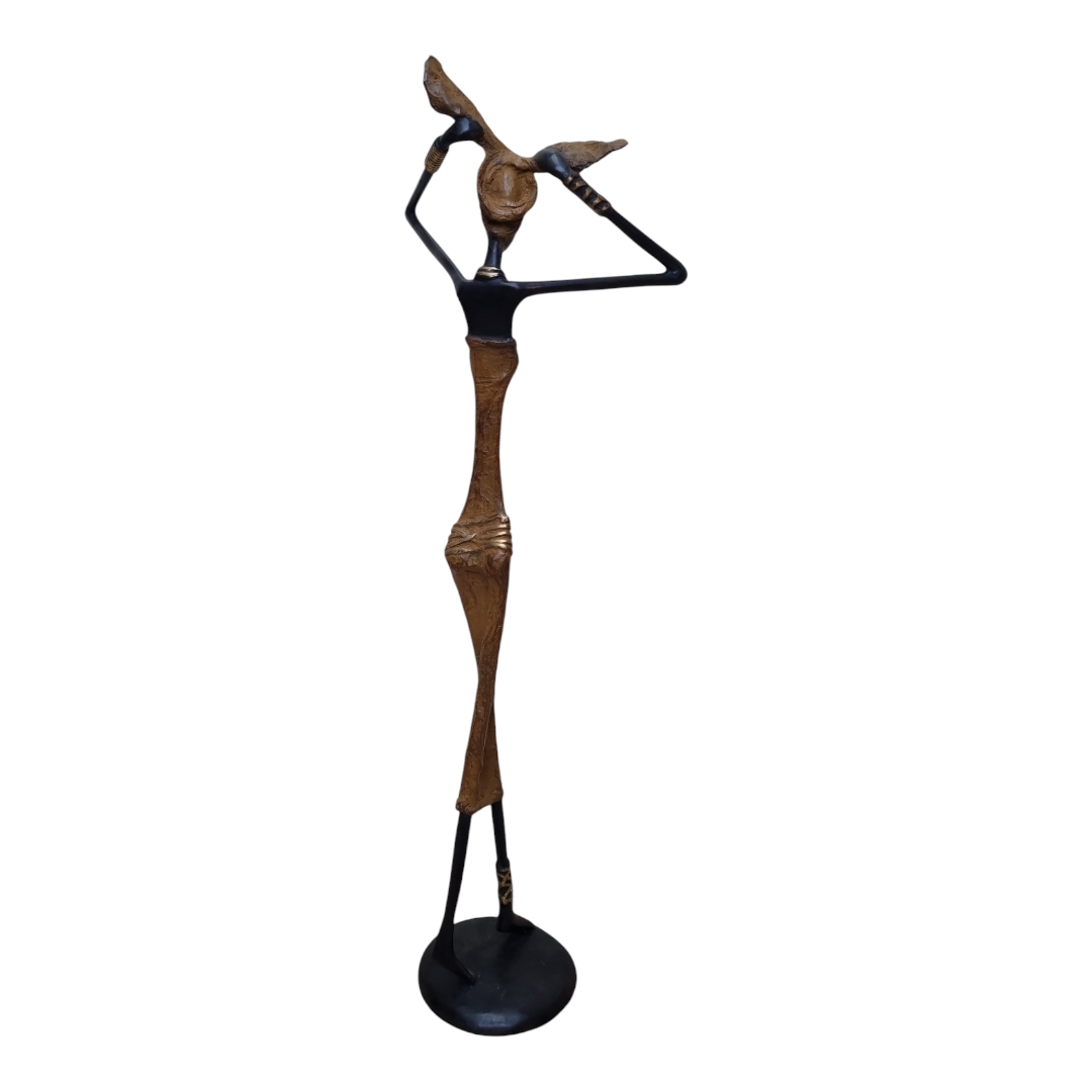 Femme fine en robe moutarde mate en bronze massif – Image 2