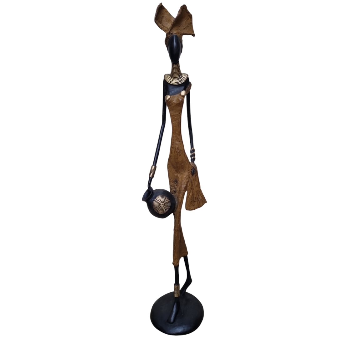 Femme fine en robe moutarde mate en bronze massif