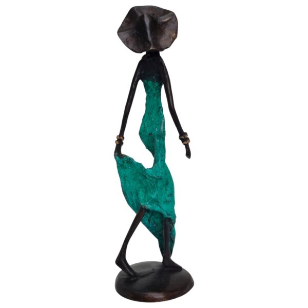 Femme élégante à chapeau mi-doré en bronze – Image 2