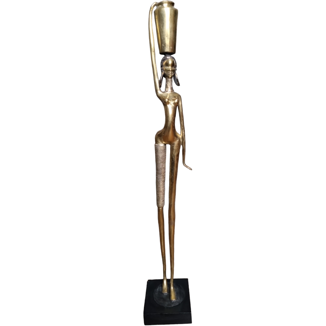 Femme portant une jarre By ISO contemporain en bronze massif