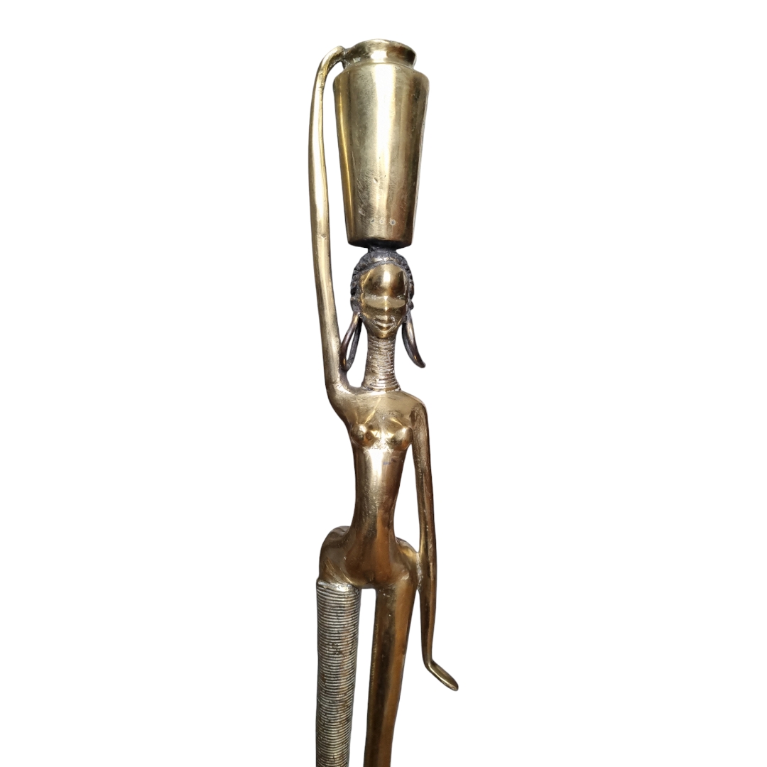 Femme portant une jarre By ISO contemporain en bronze massif – Image 3