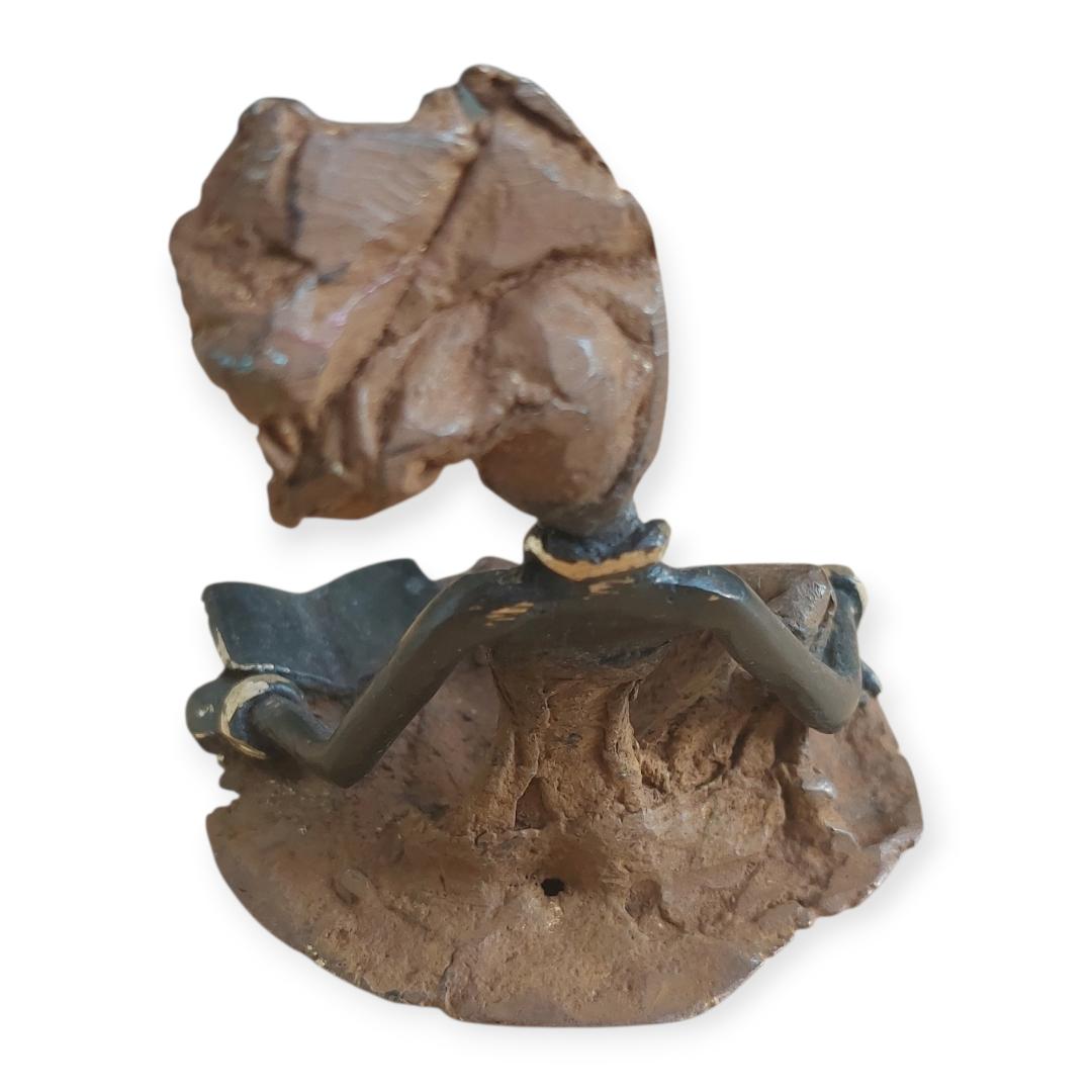 Statuette Artisanale en Bronze – Petite Femme Assise – Image 2