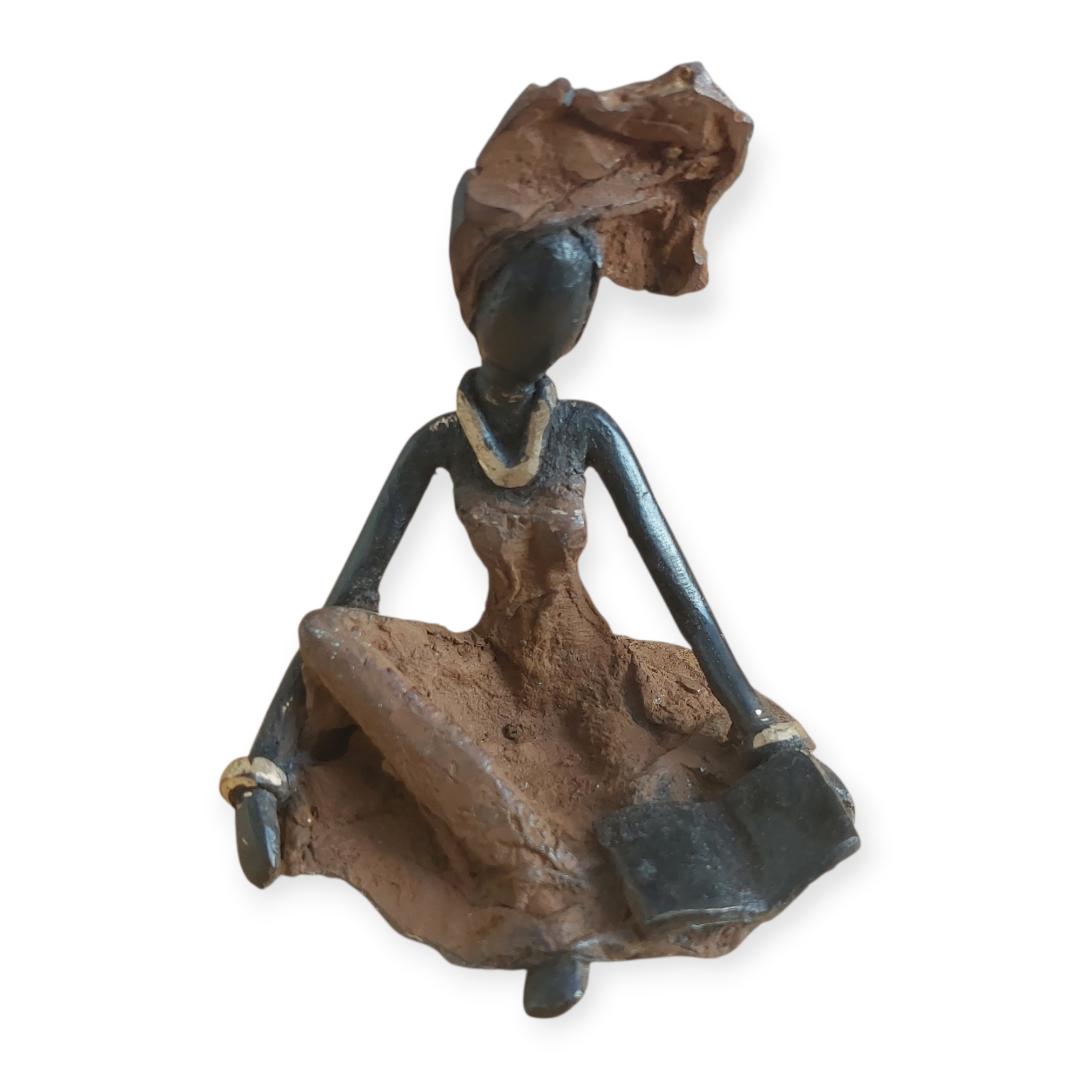 Statuette Artisanale en Bronze – Petite Femme Assise